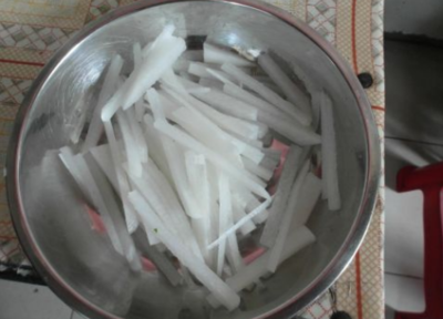 萝卜炒鸡肉的做法