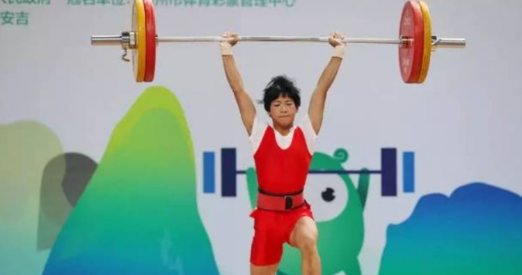 举重比赛打一成语