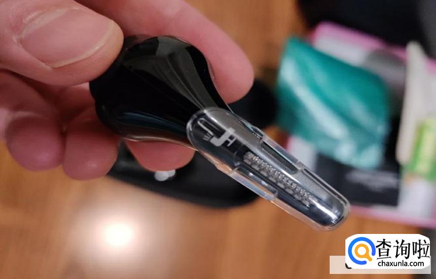 剃须刀修整衣服上小球的方法