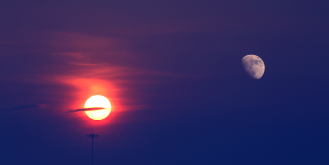 日月同辉是什么意思