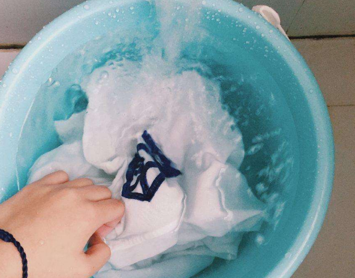 白衣服上有油渍怎么洗干净