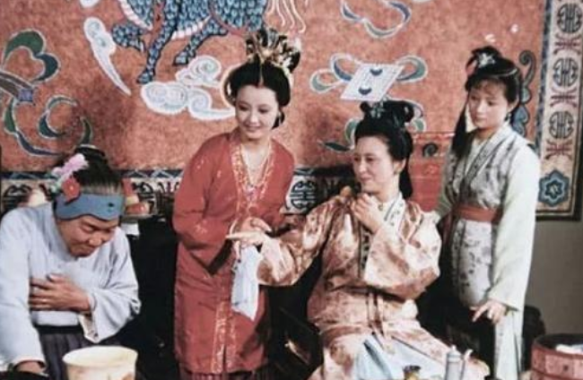 刘姥姥进大观园是什么意思