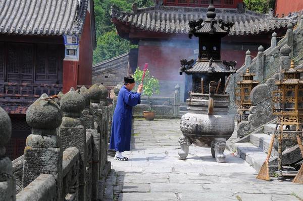 烧香为什么要烧三根呢