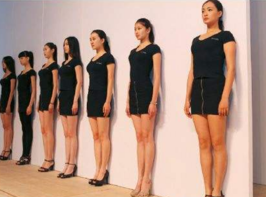 贴墙站立的标准姿势