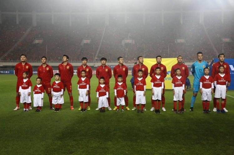 为什么足球比赛要带球童入场