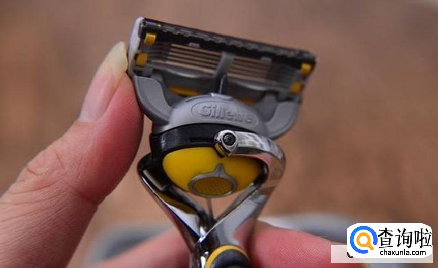 剃须刀修整衣服上小球的方法