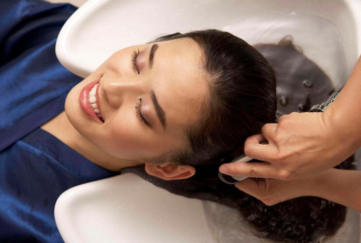 头皮很痒头皮屑很多，该如何治疗？