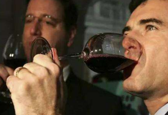 正确抓红酒杯的姿势