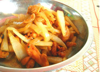萝卜炒鸡肉的做法