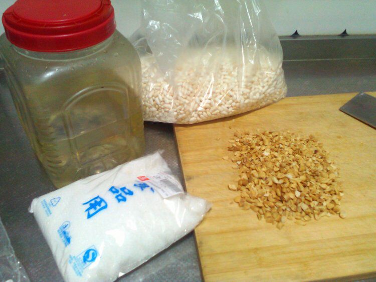 芝麻裹花生米的做法