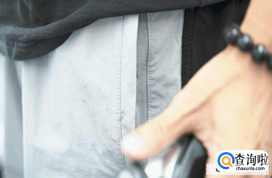 剃须刀修整衣服上小球的方法