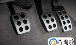 刹车时离合和刹车应先踩哪个？