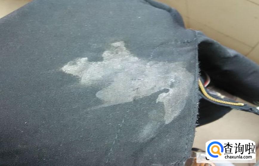 黑裤子上的白胶怎么样才能洗掉