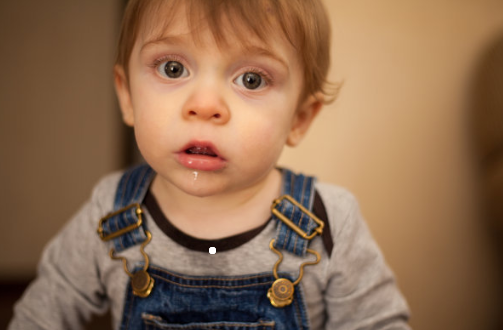 眼泪从嘴角流出来是什么梗