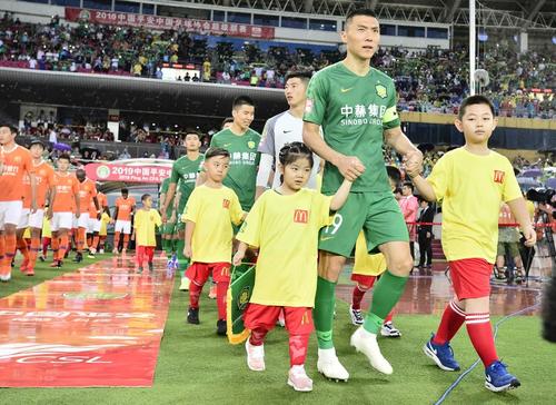 为什么足球比赛要带球童入场