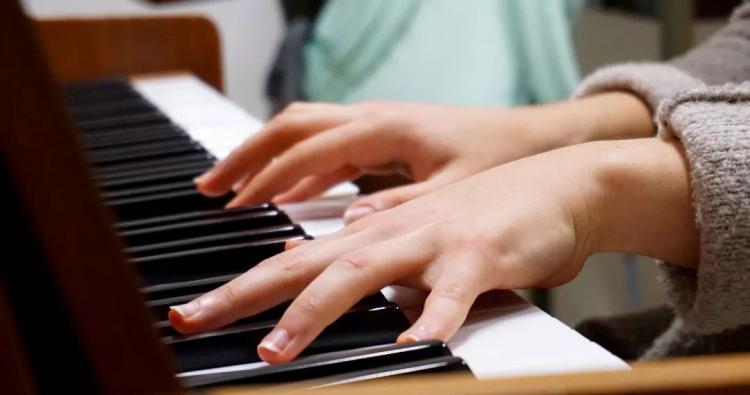 如何让手变得又细又长