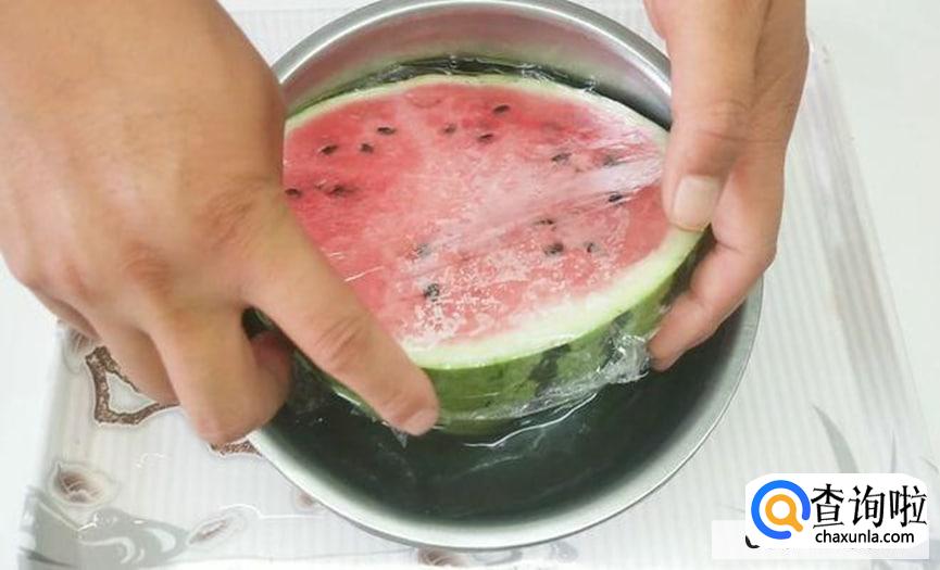 晚上切的西瓜吃不完怎么保存呢